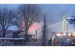 Loods met caravans en motoren volledig in brand