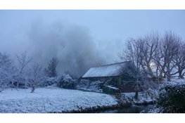 Loods met caravans en motoren volledig in brand