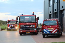 Hooi in schuur vliegt in brand, graafmachines halen hooi uit schuur